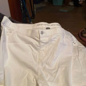 Avenue White denim ankle length 30/32 W jeans